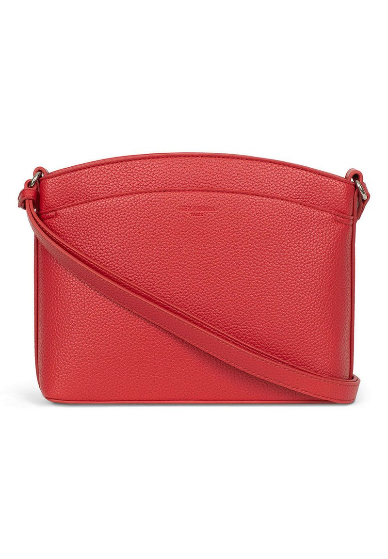Borsa a spalla in pelle rossa con una finitura testurizzata, caratterizzata da una parte superiore curva, tracolla regolabile e design minimalista. Forma rettangolare compatta.