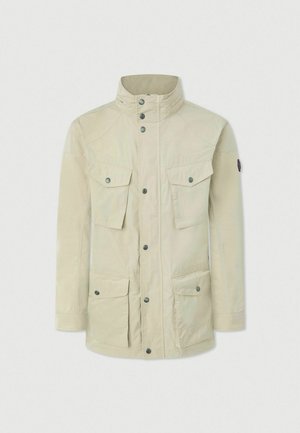 Giacca beige con colletto alto, chiusura frontale a bottoni, due tasche sul petto e due tasche inferiori. Tessuto liscio con design minimale.