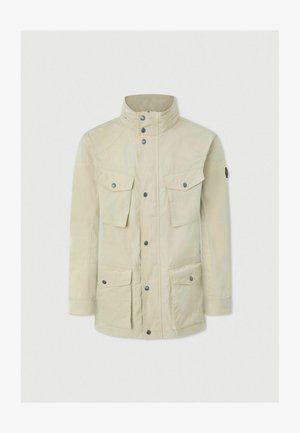 Giacca beige con colletto alto, chiusura frontale a bottoni, due tasche sul petto e due tasche inferiori. Tessuto liscio con design minimale.