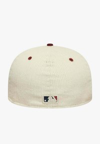 Berretto da baseball color crema con corona piatta, texture a coste e cuciture decorative color bordeaux. Presenta un logo MLB ricamato sul retro.