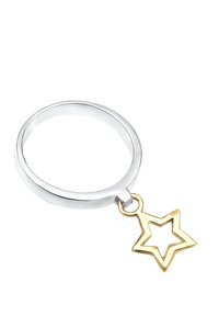 Sølv metalring med en glat, poleret bånd, der har en gul stjernecharme fastgjort med et hul, designet med et åbent center.
