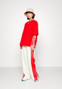 adidas Originals TEE - Paprasti marškinėliai - vivid red