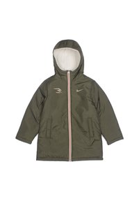 Manteau matelassé vert olive avec capuche, doublure isolante, fermeture éclair et poches latérales ; présente des accents et logos marron clair.