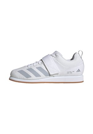 Weißer Adidas Sportschuh mit grauen Streifen, Schnürung vorne, Klettverschluss und hellbrauner Sohle, Seitenansicht.