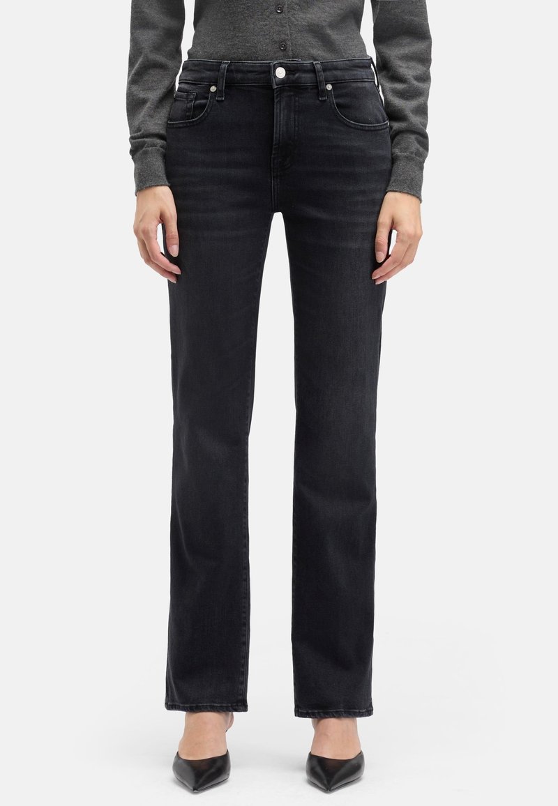 Czarne jeansy z denimu o prostych nogawkach i średnim stanie, z pięcioma kieszeniami, subtelnymi przeszyciami oraz lekkim spraniem dla uzyskania tekstury.