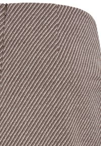Gros plan d'un tissu brun et blanc avec un motif à rayures diagonales et une petite tirette de fermeture éclair visible dans le coin supérieur gauche.