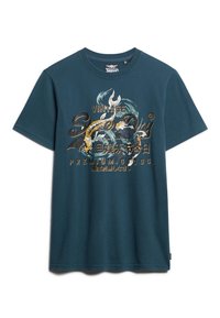 Camiseta de algodón color teal con un estampado gráfico de olas y peces. Cuello redondo y mangas cortas, con el texto "Vintage Superdry" en dorado.