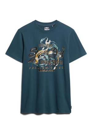 T-shirt en coton vert clair avec un imprimé graphique représentant des vagues et des poissons. Col rond et manches courtes, avec le texte "Vintage Superdry" en or.