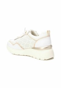 Sneaker bianco con materiale testurizzato e dettagli beige chiaro; presenta una suola spessa e un design perforato per la ventilazione; stile con lacci.