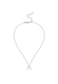 Collana d'argento con una delicata catena e un pendente a forma di mezzaluna con piccole pietre, progettata per creare un look minimalista.