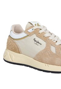 Sneaker Pepe Jeans s béžovým zvrškom z semišu a textilu, krémovými akcentmi, štruktúrovanými detailmi a čiernou gumenou podrážkou s ryhovaným vzorom.