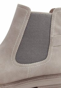 Stivaletto Chelsea grigio chiaro con pannello elastico testurizzato, dettagli di cucitura sottili e finitura in suede morbido sulla tomaia.
