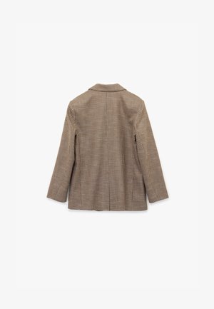 Blazer marrone a motivo houndstooth con una vestibilità su misura, fessura singola sul retro e maniche lunghe. Il tessuto appare liscio con un design strutturato.