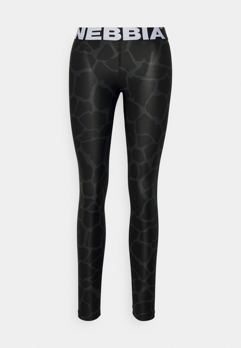 Schwarze Leggings mit einem Giraffenmuster, aus dehnbarem Material gefertigt. Besitzt einen weißen "NEBBIA"-Logo-Gummibund. Glatte Textur.
