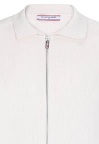 Maglione bianco a coste con zip, colletto e zip argentata, con etichetta del marchio all'interno del colletto.