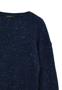 Marineblauer Strickpullover mit gerippter Textur, gesprenkeltem Muster, Rundhalsausschnitt und überschnittenen Schultern. Das Etikett trägt die Marke "CALLIOPE" und die Größe "S".