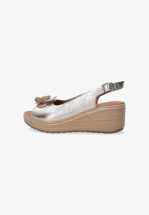 Sandales à talon en métal argenté avec accent floral, bout ouvert et bride arrière. Semelle texturée et design de plateforme superposée.