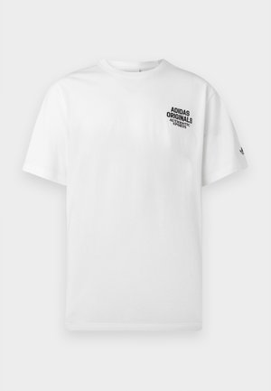 Camiseta blanca de algodón con mangas cortas, con texto impreso en negro en la parte superior izquierda y un pequeño logo negro en la manga.