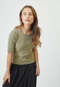 GRANNYCC EMBROIDERY SS TEE - Print T-shirt - army