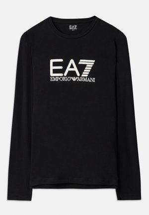 Fekete, hosszú ujjú póló, fehér hímzett EA7 és Emporio Armani logókkal. Puha anyag, kerek nyakkal és egyenes szegéllyel.