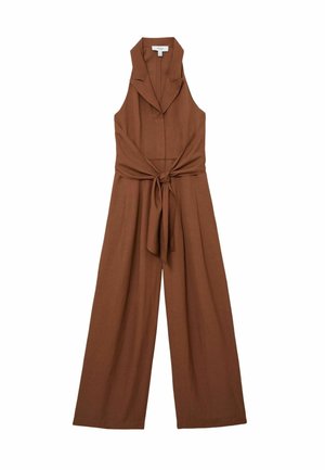 Ärmelloser brauner Overall mit weitem Bein, Reverskragen und einem aus Stoff geflochtenen Gürtel, der in der Taille gebunden ist.