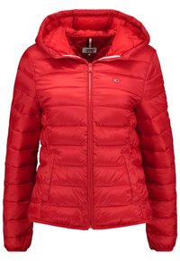Czerwona pikowana kurtka z zamkiem z przodu, kapturem i poziomymi przeszyciami. Posiada boczne kieszenie i małe logo na klatce piersiowej. Gładka tekstura materiału.