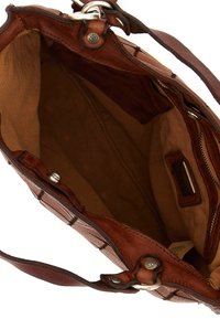 Interno di una borsa a tracolla in pelle marrone, con fodera in tessuto beige, tasca con zip e dettagli in metallo. Design cucito lungo i bordi.
