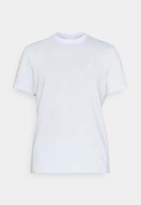 Biały bawełniany t-shirt z okrągłym dekoltem. Na piersi znajduje się subtelne logo "Lacoste" w niebieskim kolorze oraz kontrastujący biały kołnierzyk z logo marki.