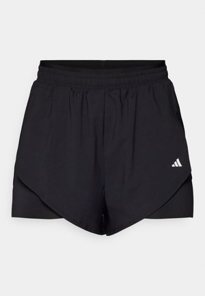 Shorts de sport noirs avec un design superposé, fabriqués en tissu léger. Possèdent une taille élastique et un petit logo blanc sur le côté.