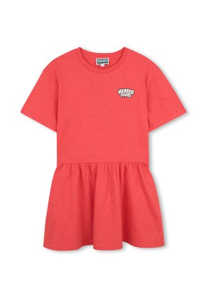 Robe corail à manches courtes, superposée avec une jupe froncée. Présente un logo "KENZO PARIS" sur la poitrine. Confectionnée dans un tissu doux avec une légère texture.