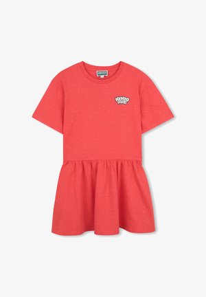 Robe corail à manches courtes, superposée avec une jupe froncée. Présente un logo "KENZO PARIS" sur la poitrine. Confectionnée dans un tissu doux avec une légère texture.