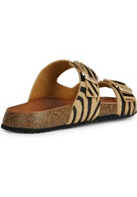 Sandale à lanières avec un design de motif animal en brun et noir. Fabriquée en matériau texturé avec des accents en liège et deux boucles ajustables.