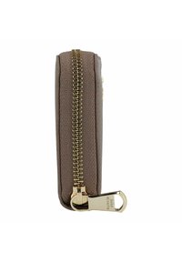 Cartera marrón texturizada con cremallera dorada, que presenta un diseño elegante y detalles prominentes de metal. Forma compacta y rectangular.