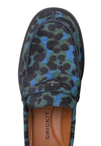 Slippers met luipaardprint in een blauw en groen kleurenschema, gemaakt van gestructureerde stof met een zwarte rubberen zool en logo detail.