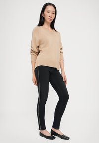 Armani Exchange Testhezálló fazon - black