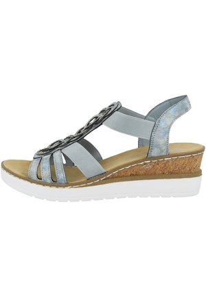 Sandalia de cuña azul claro con plantilla de corcho, tiras elásticas, puntera abierta y cadena metálica decorativa en la parte superior.