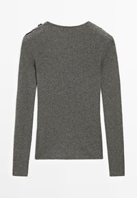 Szary sweter z długim rękawem o prążkowanej fakturze, okrągły dekolt i detale akcentujące na ramionach, wyposażony w dwa małe czarne guziki na ramieniu.