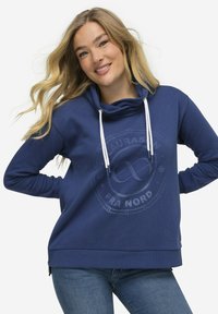 Felpa blu navy con collo a cappuccio, lacci bianchi e design del logo circolare sulla parte anteriore. Realizzata in tessuto morbido e texture.