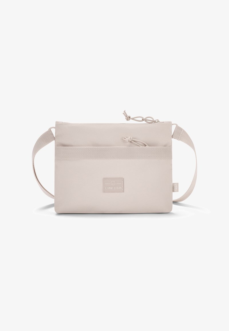 Borsa a tracolla in tessuto beige con chiusura a zip, tracolla regolabile e tasca frontale. Presenta una patch con logo e una texture liscia.