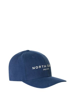 Berretto da baseball blu navy con visiera curva, fori di ventilazione cuciti e scritta bianca "NORTH SAILS ARCHIVE" sul pannello frontale.