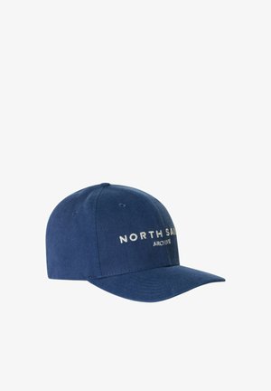 Berretto da baseball blu navy con visiera curva, fori di ventilazione cuciti e scritta bianca "NORTH SAILS ARCHIVE" sul pannello frontale.