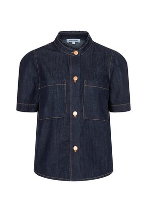 Dunkelblaues Jeanshemd mit kurzen Ärmeln, Stehkragen, vier Knöpfen vorne, zwei Brusttaschen und kontrastierenden orangen Nähten.