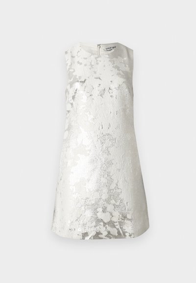 Rochie fără mâneci, argintie, cu un model floral, având o suprafață texturată și o închidere cu fermoar la spate.