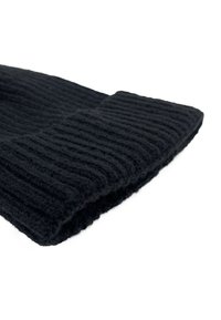 Berretto di lana nera a maglia, con una texture a coste e risvolto. Il tessuto appare morbido e spesso, con una finitura liscia.