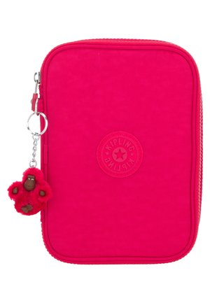 Custodia rosa con zip realizzata in tessuto, con un logo rotondo Kipling e un portachiavi a forma di scimmia pelosa attaccato. Texture liscia con un design senza cuciture.