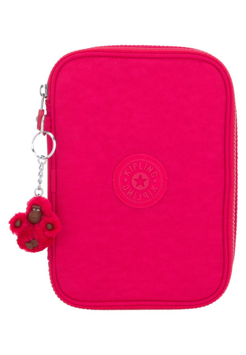 Rosa dragkedjefodral gjort av tyg, med en rund Kipling-logotyp och en fluffig apnyckelring fäst. Slät textur med en sömlös design.