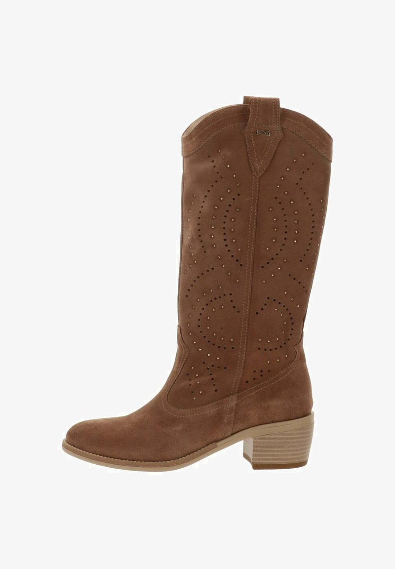 Botte western en daim marron mi-mollet avec des motifs tourbillonnants perforés et un talon bloc empilé.