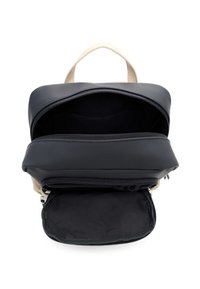 Juoda ir smėlio spalvos kuprinė su viršutiniu užtrauktuku. Turi vieną skyrių su mažesne išorine kišene, pagaminta iš lygaus sintetinio medžiagos.