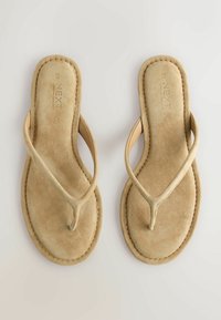 Sandales tongs en daim beige avec bords cousus, semelle plate, et la marque "NEXT" imprimée sur la semelle intérieure, affichées côte à côte.