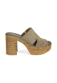 Kurken platform mules met een zachte olijfgroene suède bovenkant, voorzien van een open teen, brede banden en een chunky, gestructureerde hak.